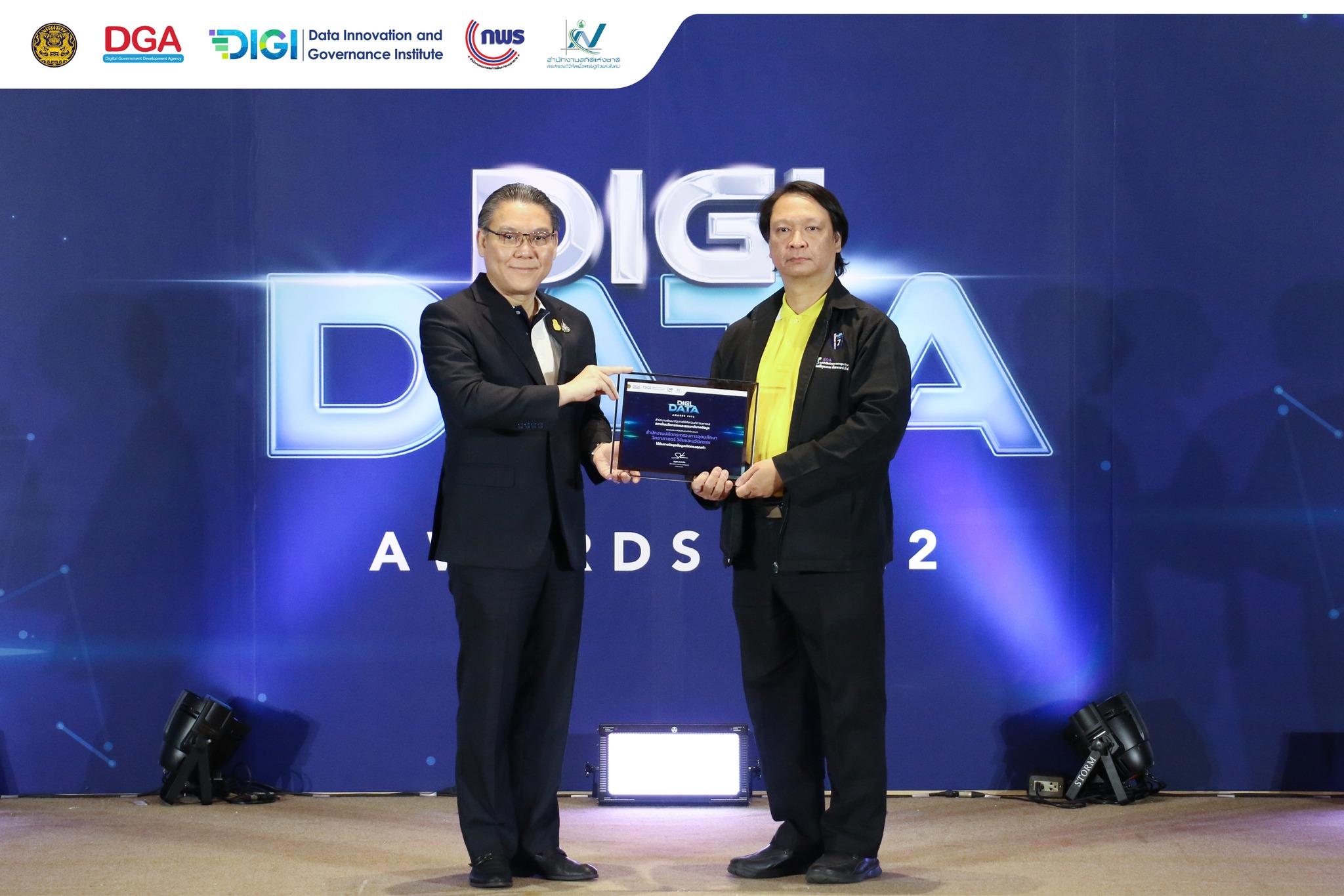 ภาพรับรางวัลผลงานการเผยแพร่ชุดข้อมูลเปิดยอดเยี่ยมแห่งปี&nbsp;ภายใต้ โครงการ DIGI DATA AWARDS 2022