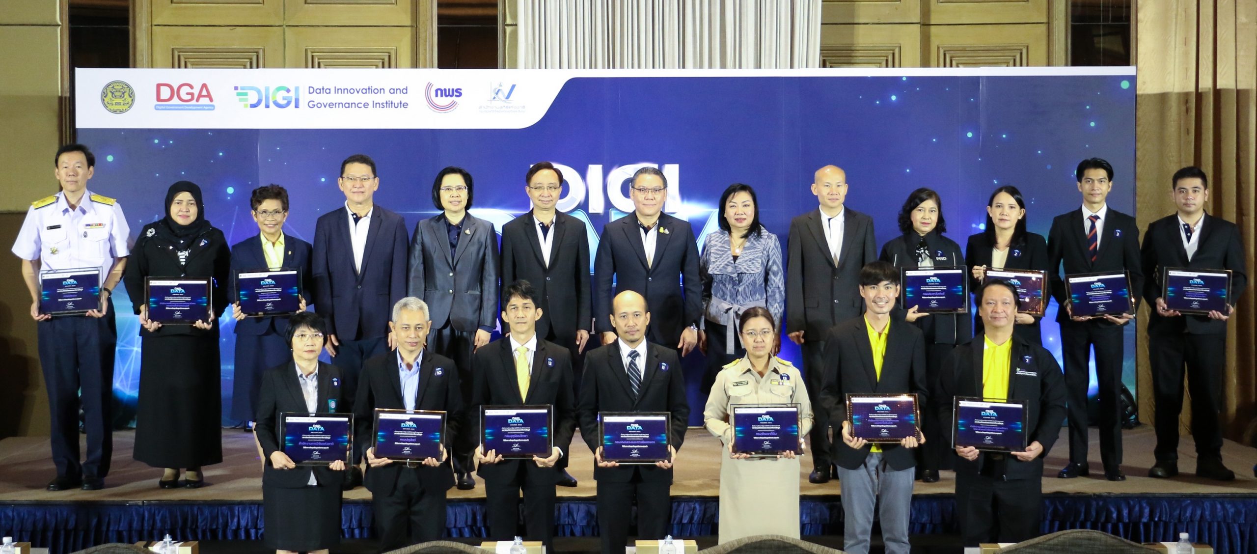 ภาพรับรางวัลผลงานการเผยแพร่ชุดข้อมูลเปิดยอดเยี่ยมแห่งปี&nbsp;ภายใต้ โครงการ DIGI DATA AWARDS 2022