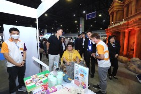 ศุภมาส รมว.กระทรวง อว. พร้อมคณะผู้บริหาร เยี่ยมชมบูธศูนย์ควา ... พารามิเตอร์รูปภาพ 3